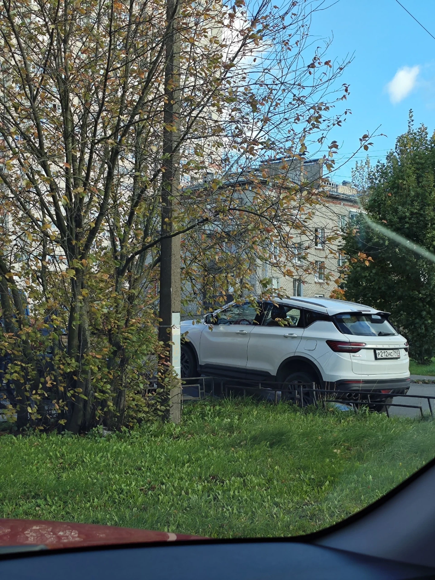 На Караваевской улице эвакуируют машины, нарушающие парковку.