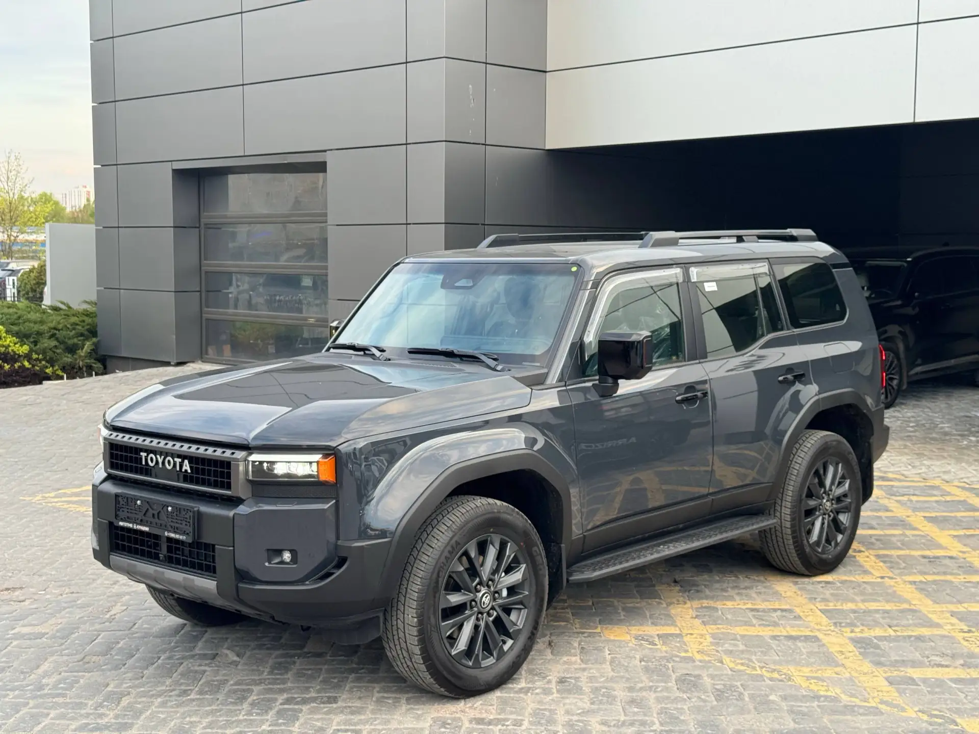 Toyota LC 250 D AT суф 61 2.8 дизель 2026 (серый на черном)