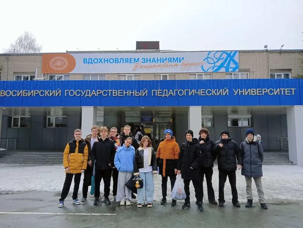 📏 28 марта обучающиеся 8М класса участвовали в игре "Математическое домино" в НГПУ. 🧮  ✊🏻 От класса 