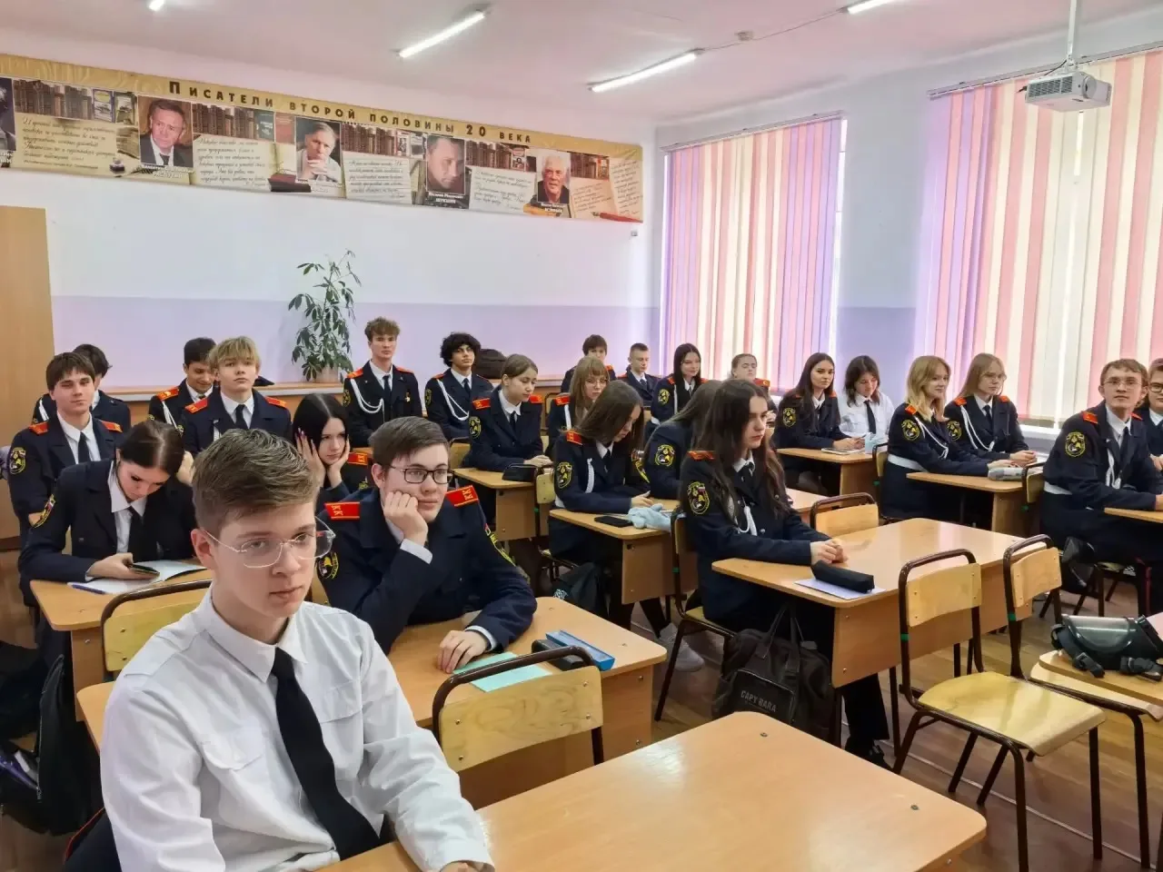 В школе прошёл открытый урок, посвящённый Дню гражданской обороны России. Разбирали тем...