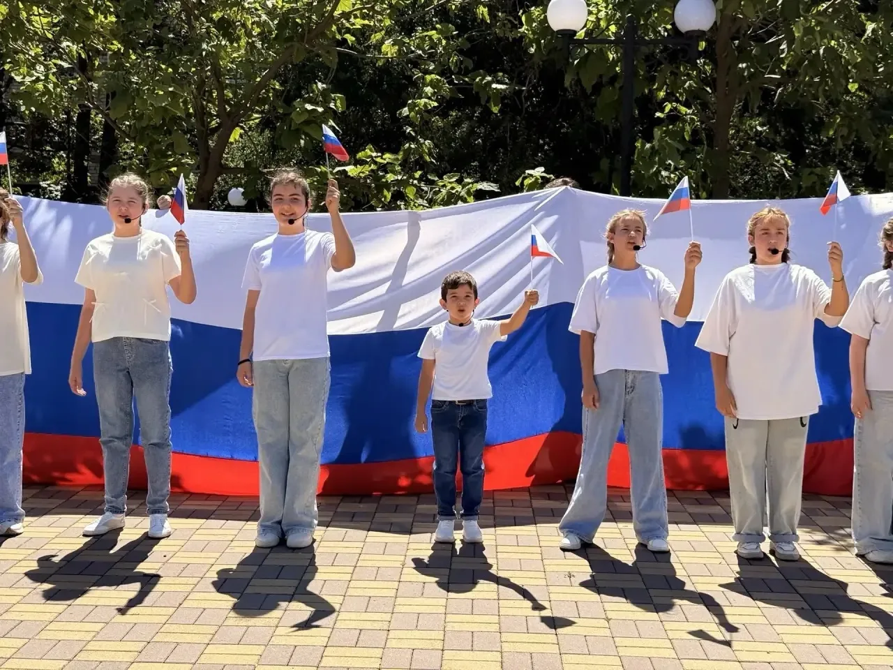 Сегодня Карачаево-Черкесия говорила на языке цвета: белого, синего, красного.