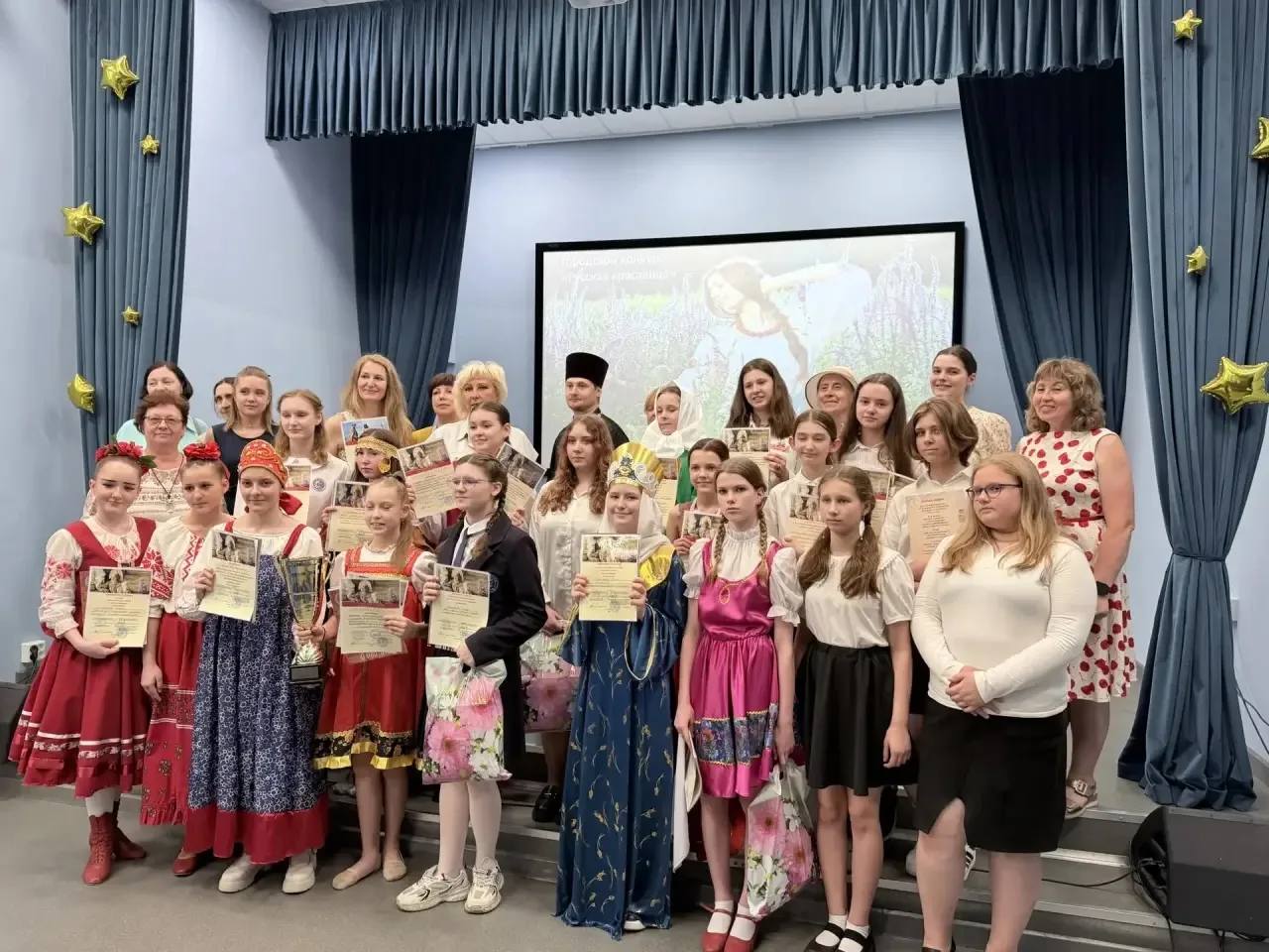 19 мая состоялся очный этап городского конкурса "Русская красавица".  Соперниками были 7 команд горо