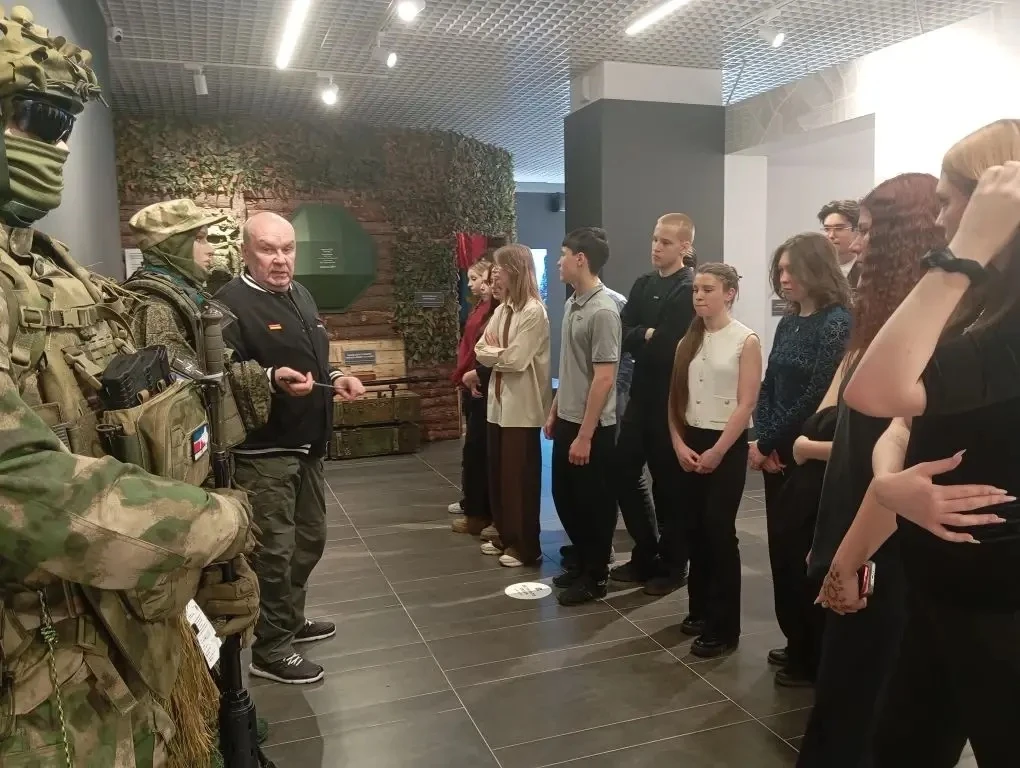 Продолжаем экскурсию в музей СВО.  На этот раз в музее побывали ученики 11А и 10Б классов. Конечно, 