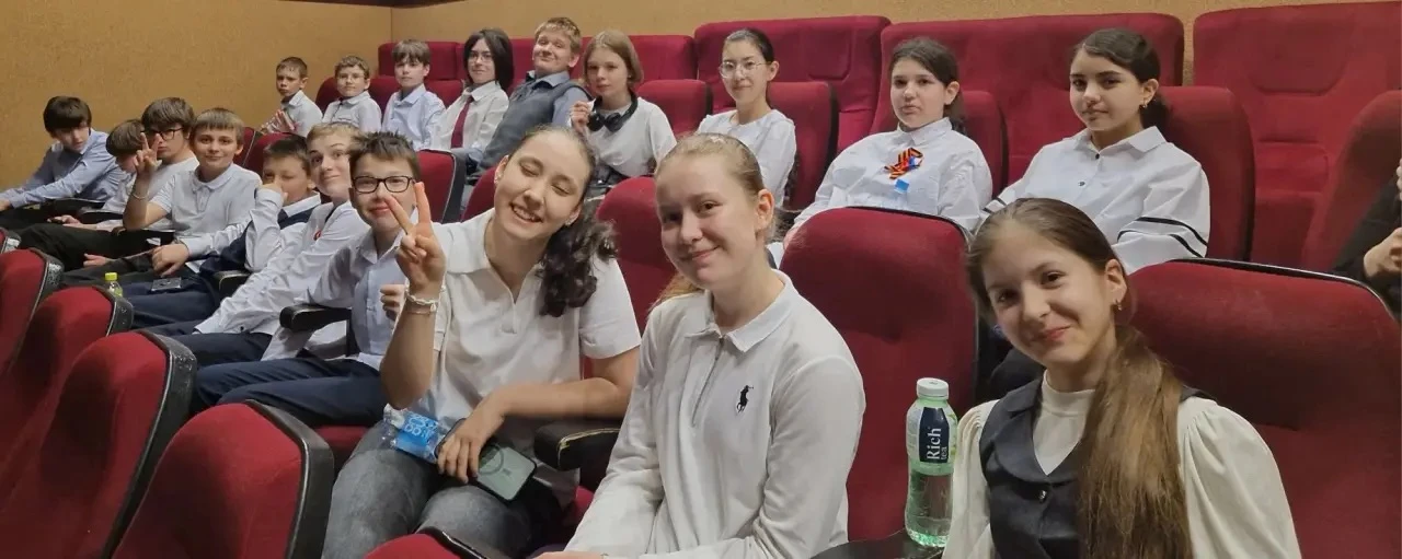 Ученики 4 «Б» класса вместе с родителями, а также учащиеся 6 «Б» класса и их классный руководитель п