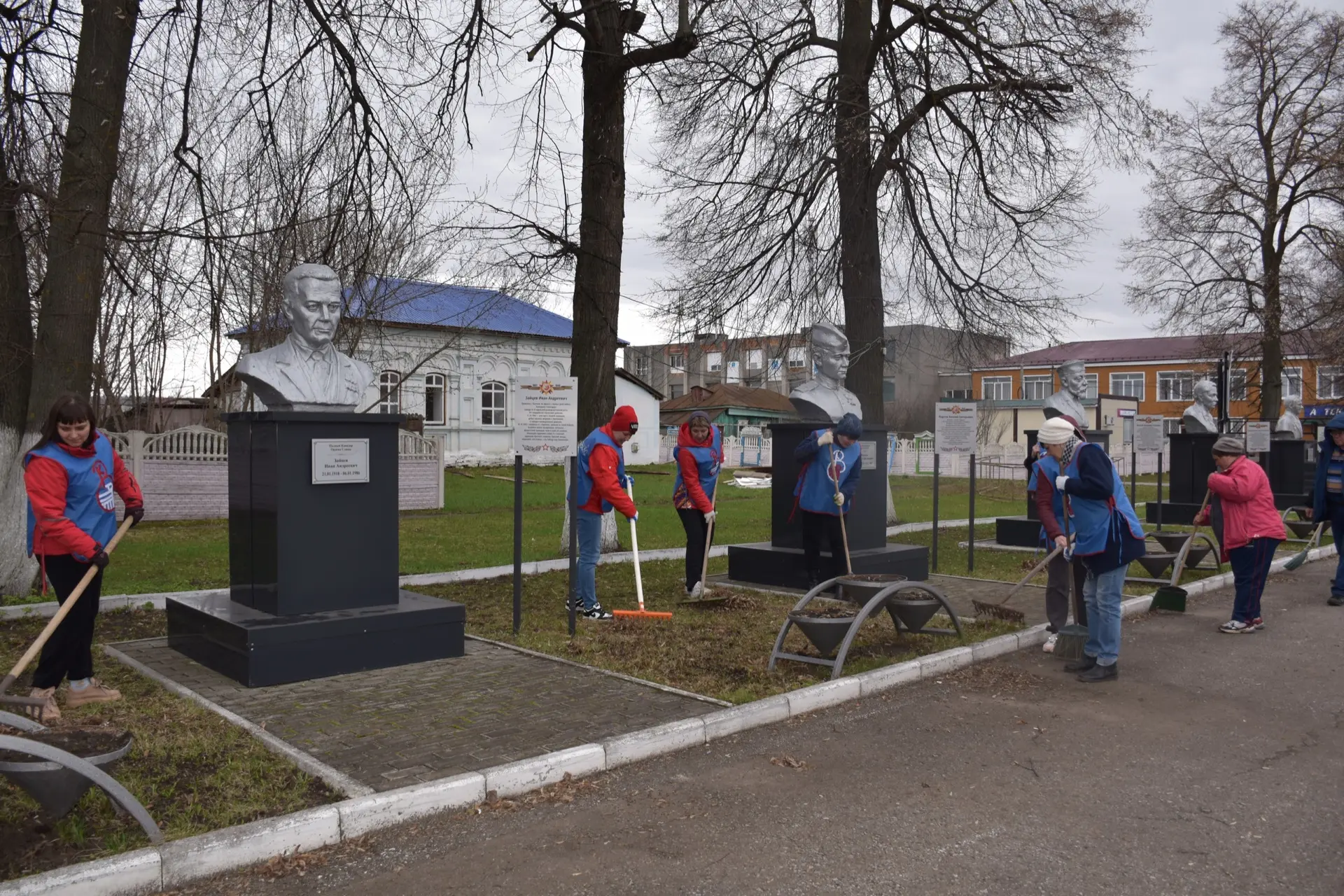 В центре посёлка прошёл масштабный субботник, в котором приняли участие сотрудники адми...