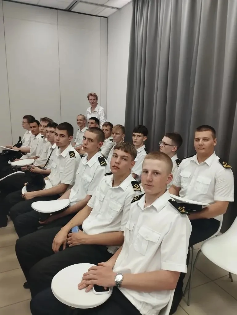 🇷🇺 «Благодарим тебя, Россия!» 🇷🇺

В преддверии Дня России курсанты МПК ХГМА 711 группы посетили 