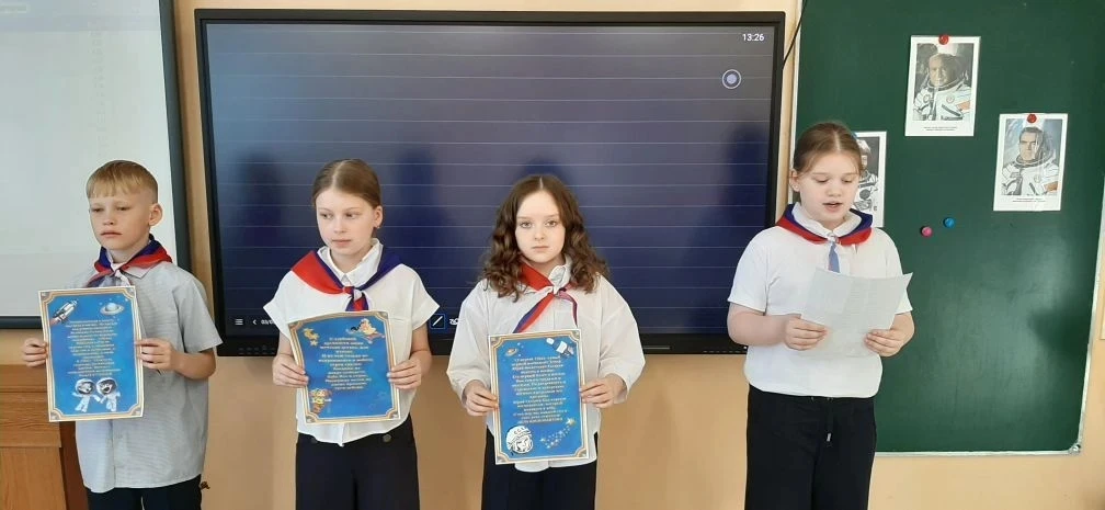 «Разговор о важном».  Пока одни ребята уже вдохновлялись космосом утром, ученики второй смены школы 