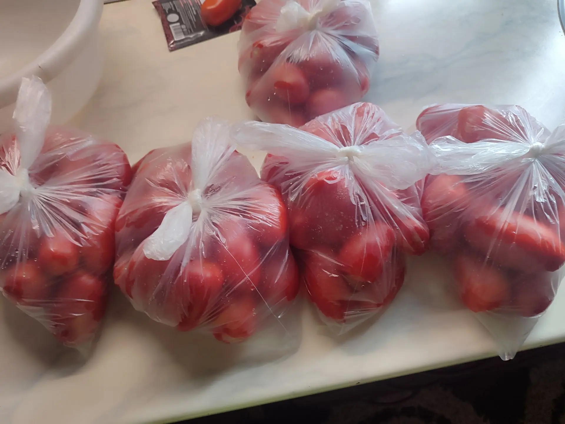 Вот так я на зиму замораживаю 🍅 помидоры, не режу целыми кладу по пакетам и в морозилк...
