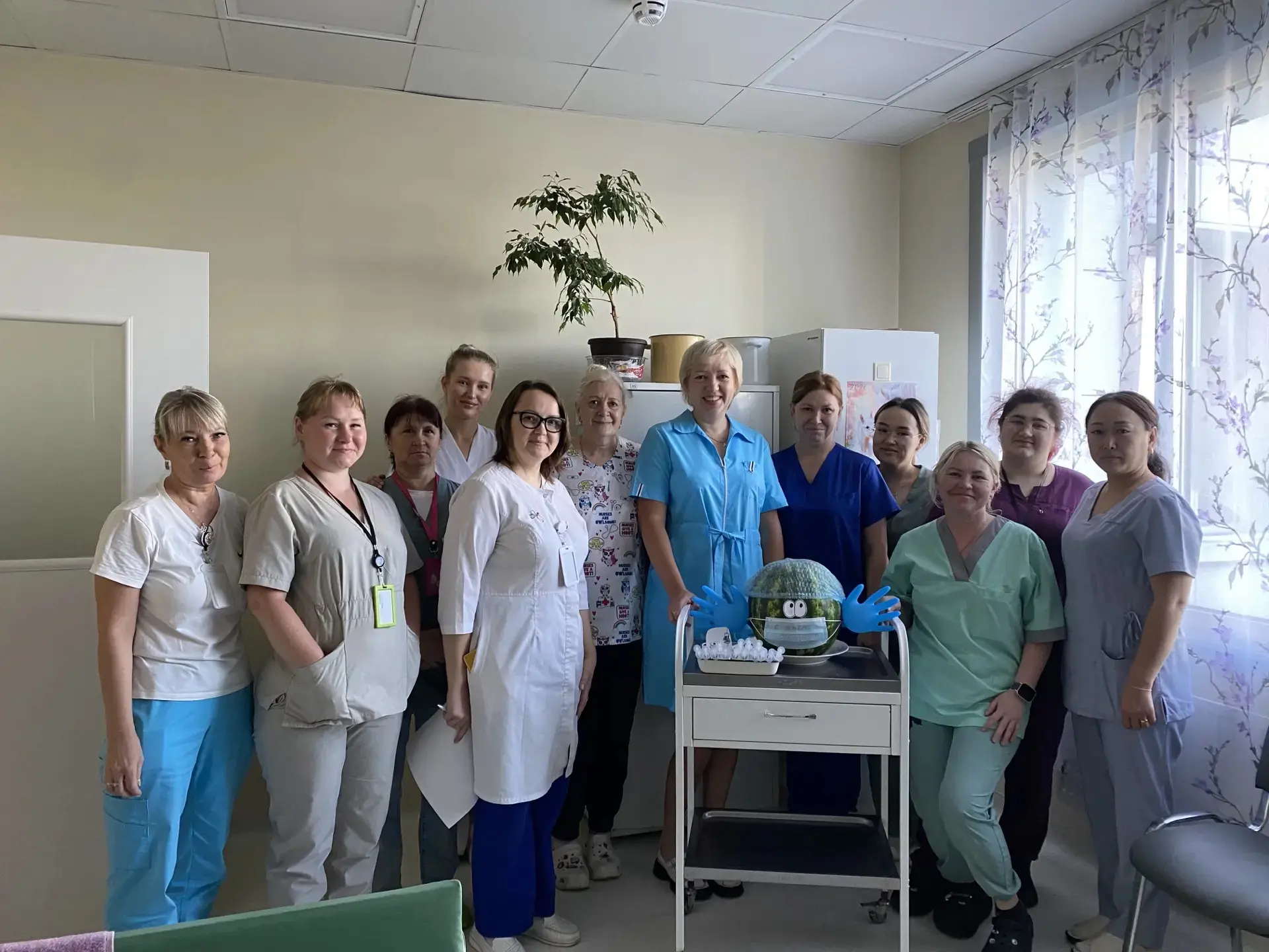 🍉 В детское отделение заглянул врач Арбуз, чтобы поздравить сотрудников с Днëм медика! 

Желаем кол