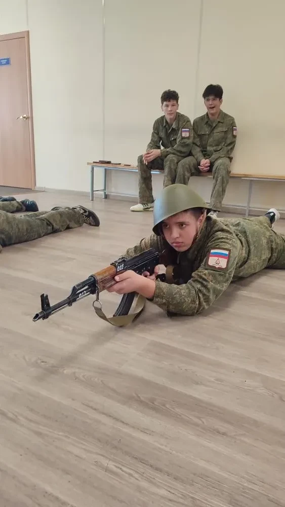 На страже Родины с юных лет: в школе №9 им. А. С. Пушкина прошел отборочный этап «Зарницы 2.0»   В н