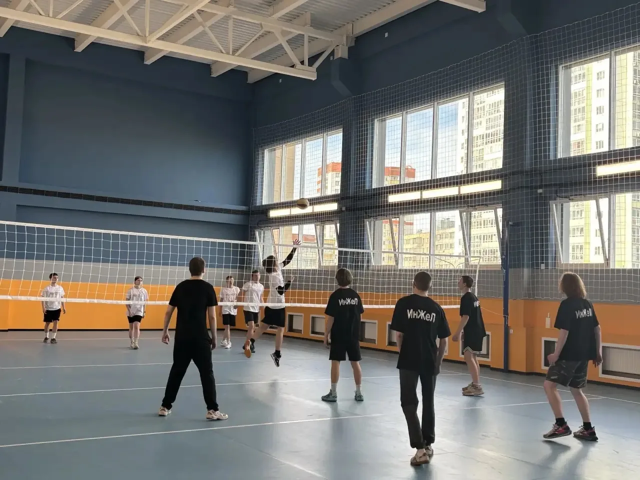 🏐 Все на волейбол!   Сегодня в нашем Лицее царил настоящий спортивный азарт! Состоялся товарищеский 