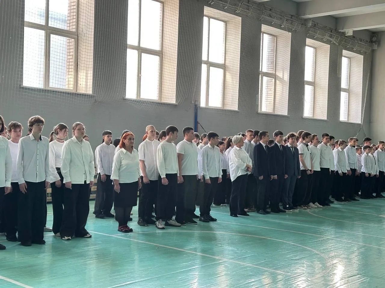 Сегодня в нашей школе состоялась традиционная торжественная церемония спуска Государственного флага 