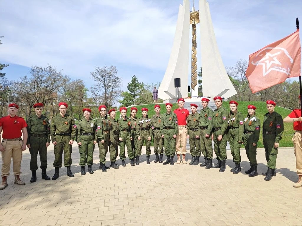 🫡9 мая юнармейский отряд "Память сердца" Школы-ЭКОТЕХ получил почётное право нести Вахту Памяти (Поч