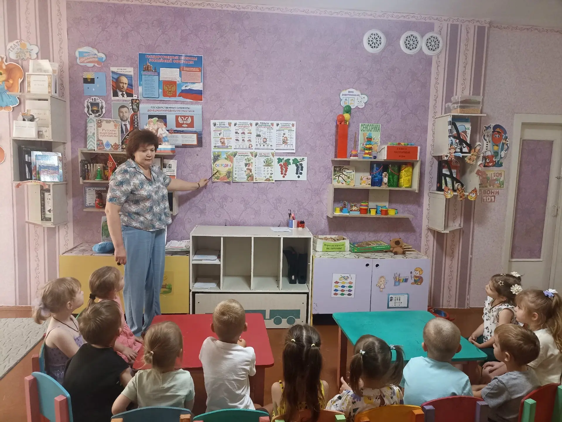 Сегодня во второй младшей группе прошёл тематический день "День смородины". Ребята узнали, где сморо