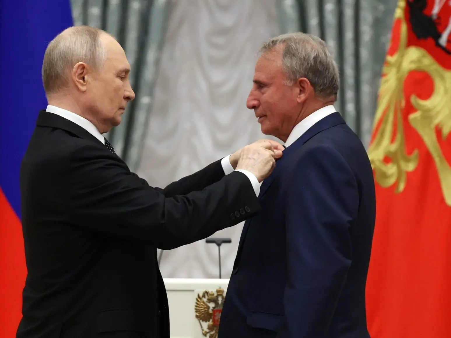 Президент Российской Федерации Владимир Владимирович Путин вручил знак особого отличия ...