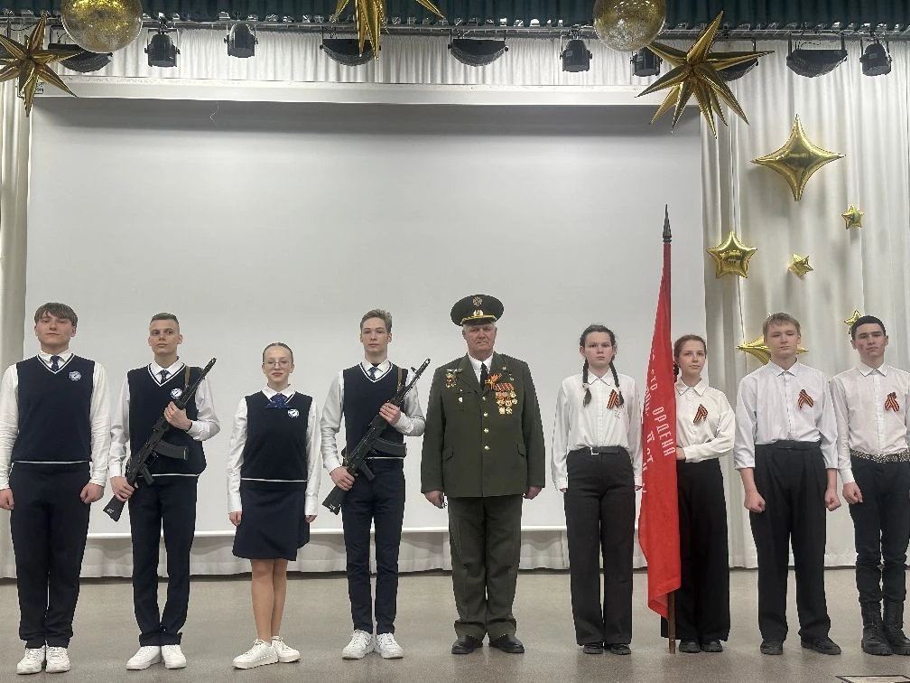 🇷🇺 Эстафета памяти: в нашей школе завершилась акция «Часовой у Знамени Победы»