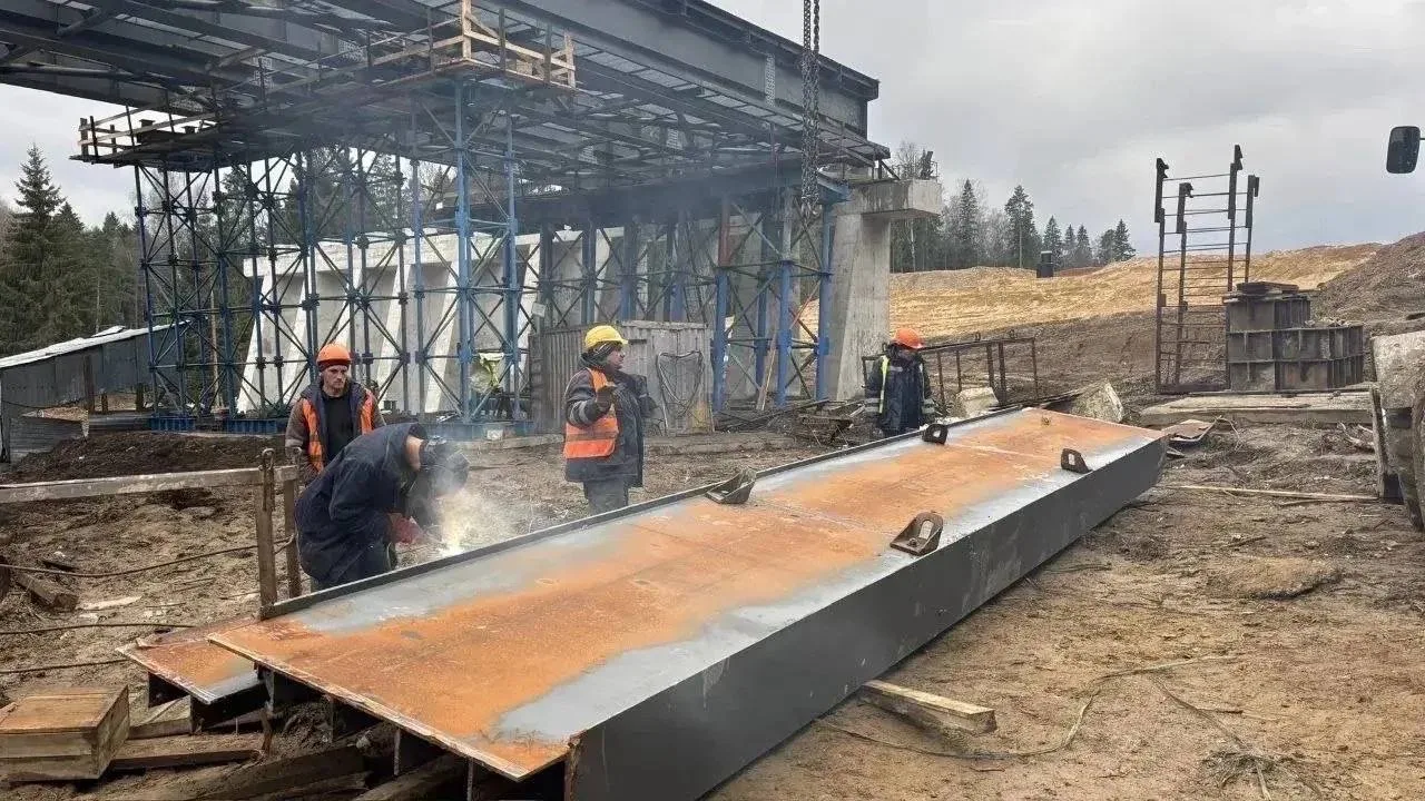 👷‍♂️ Новости со стройплощадки дублёра Пятницкого шоссе:   Строительная готовность дороги составляет 