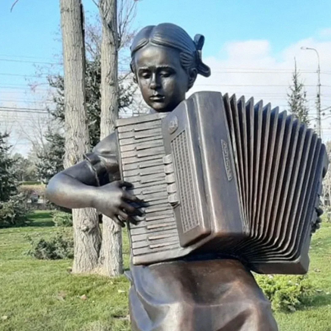 В городе-герое Волгограде (Сталинграде) есть очень трогательная скульптура – девочка с аккордеоном в