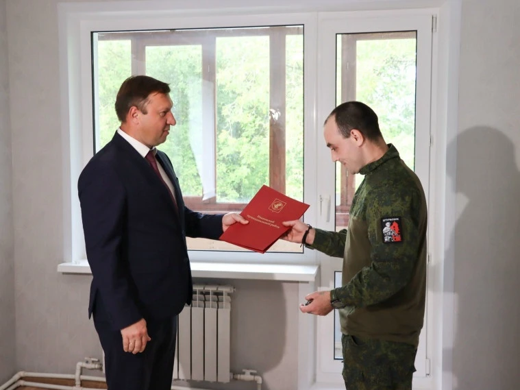 🗝 Участник СВО из детей-сирот получил ключи от квартиры в Ивановском округе