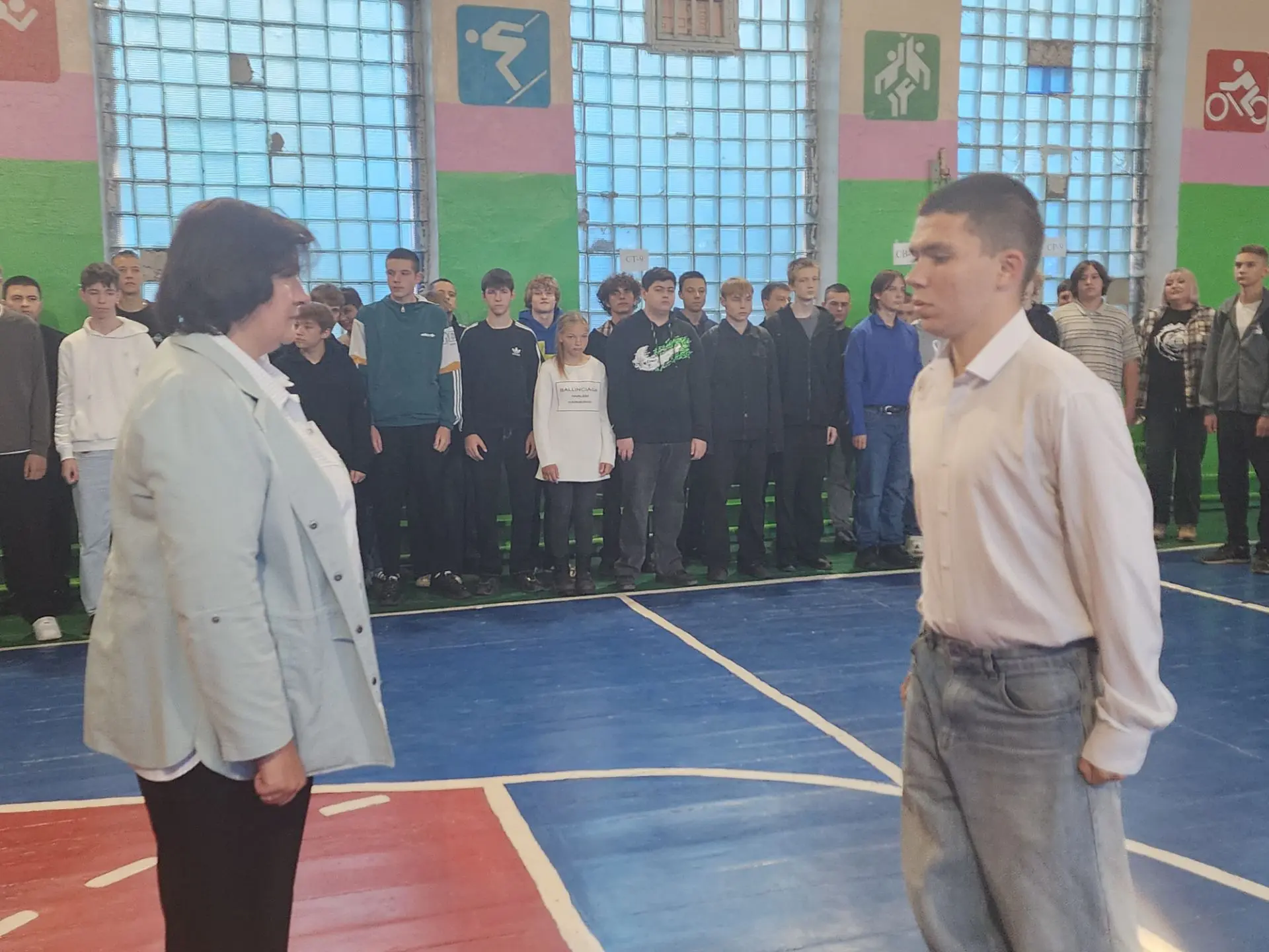 Учебная неделя в Клинцовском филиале БТЭиР началась с линейки, выноса флага РФ и исполн...