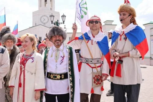 Россия көне уңаеннан халыклар дуслыгы тантанасы: Милләтләр парадыннан репортаж

Интертат МАХта