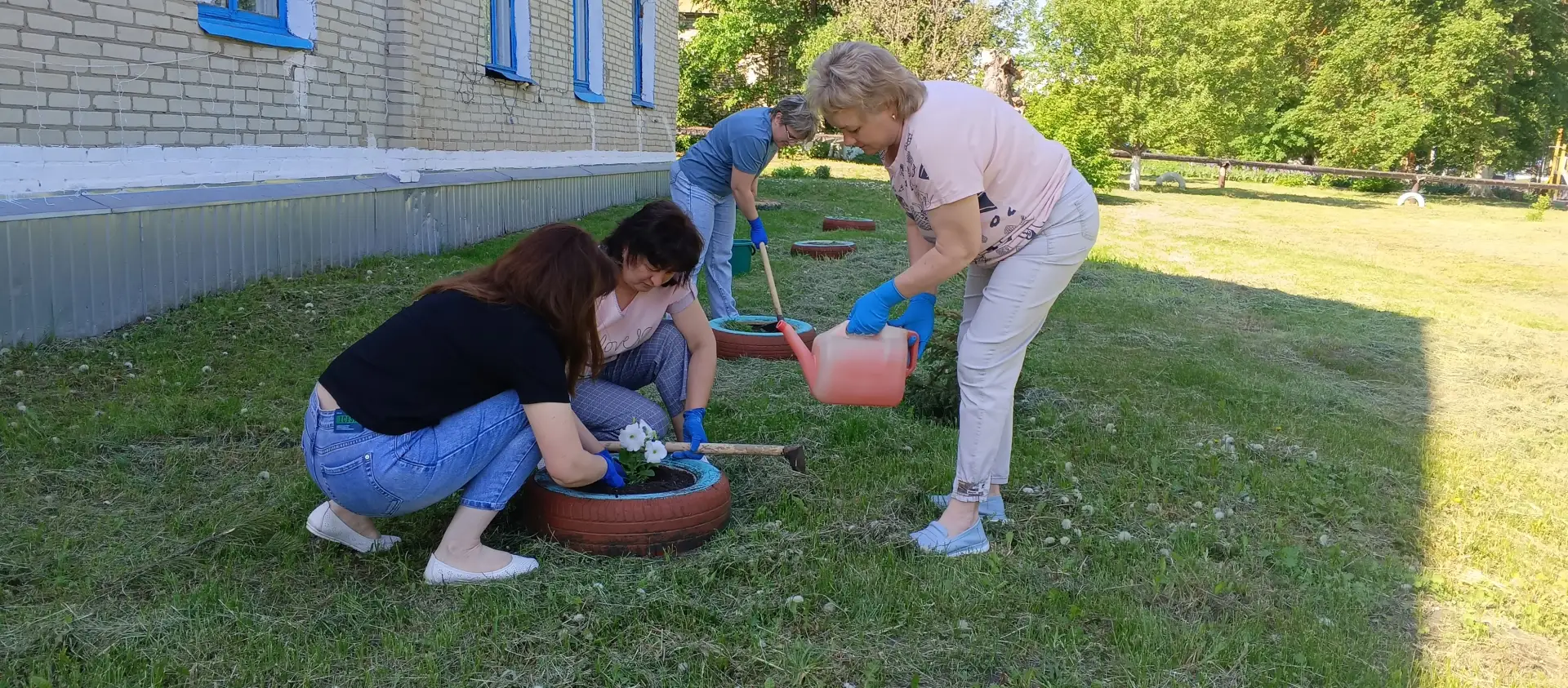 Сегодня, 22 мая, сотрудники МБУ "КЦСОН Лопатинского района" приняли участие в благоустройстве на зак