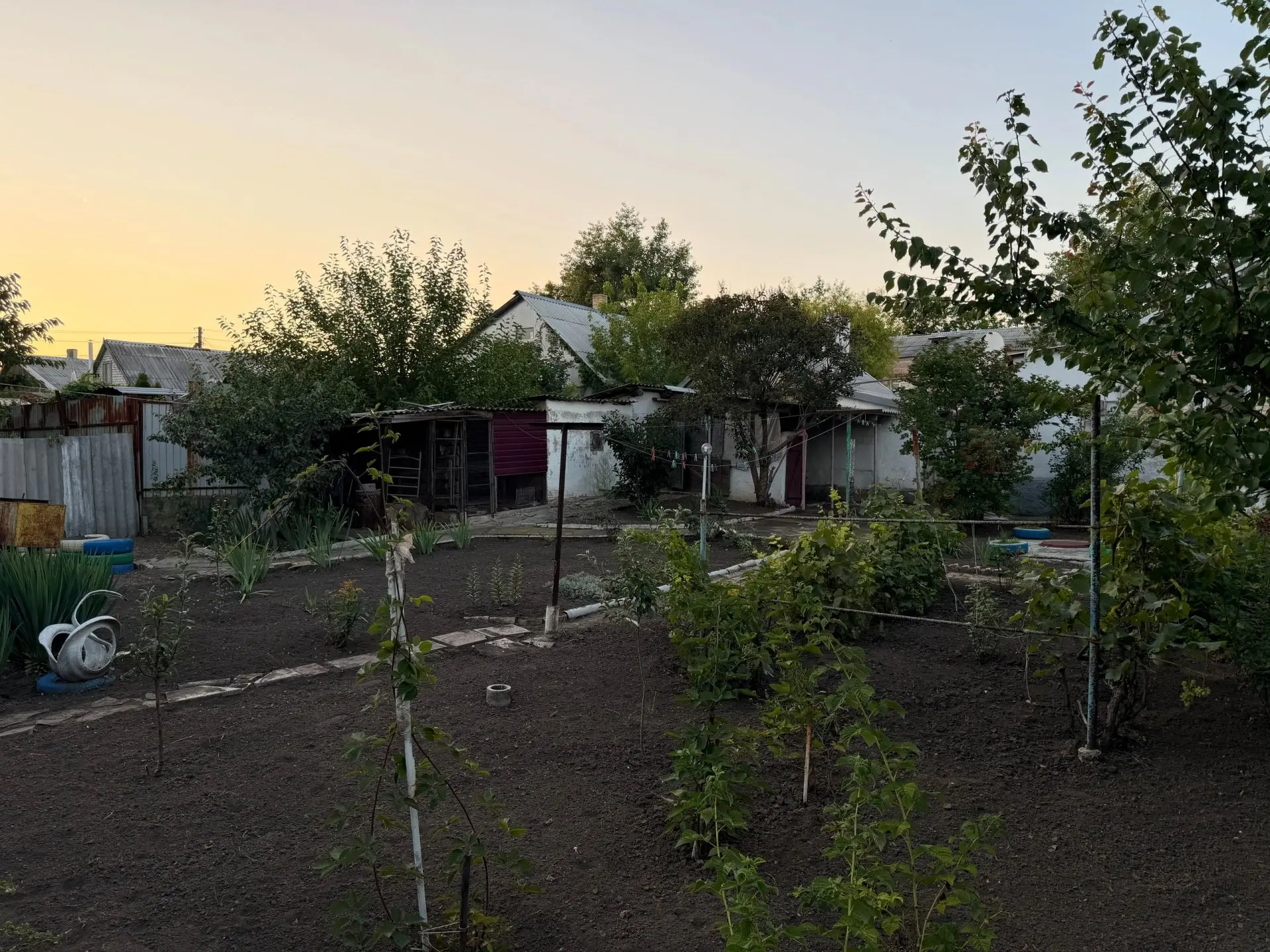 Продам дом в г. Амвросиевка в районе школы №4 со всеми удобствами. В доме две спальни, ...