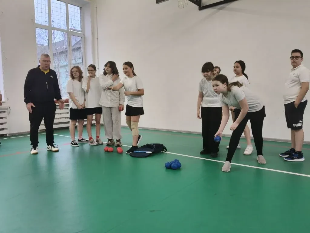 Вчера в гостях у 5А и 6Ю классов был представитель организации «Перспектива». Он рассказал ребятам о