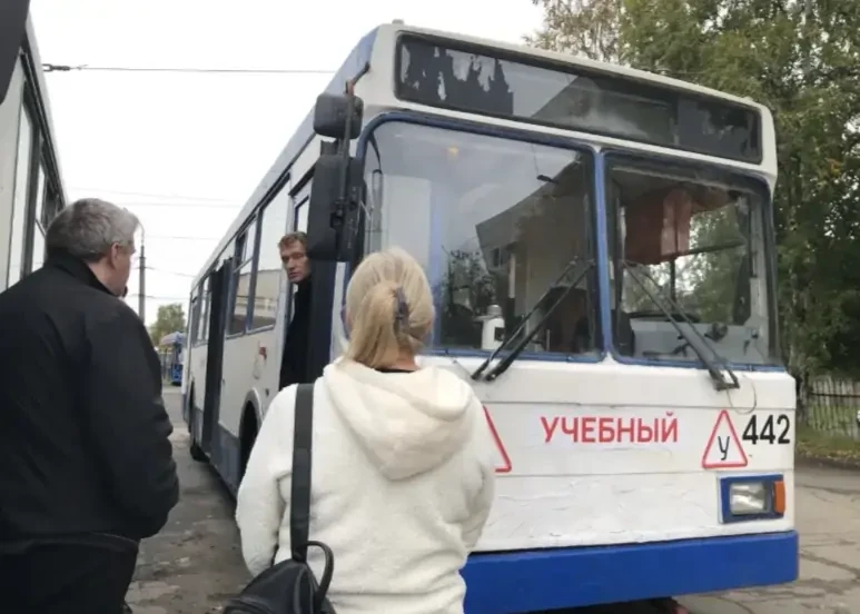 Водителям троллейбусов в Петрозаводске после учёбы пообещали зарплату от 69 тысяч рублей