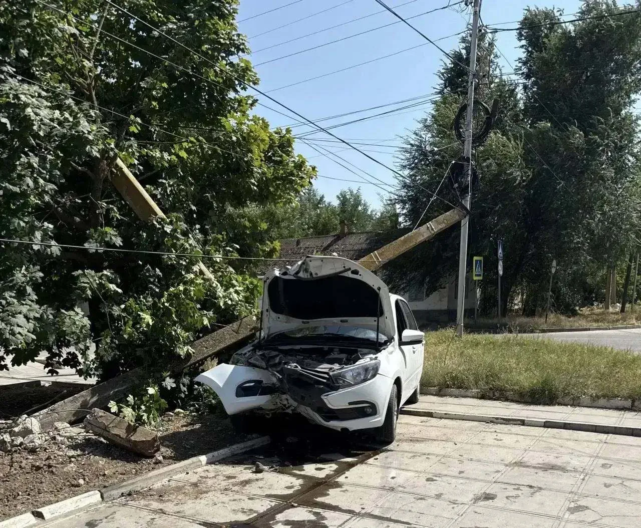 Начинающий водитель влетел в столб в Будённовске

Днем 26 июля на улице Интернациональной водитель «