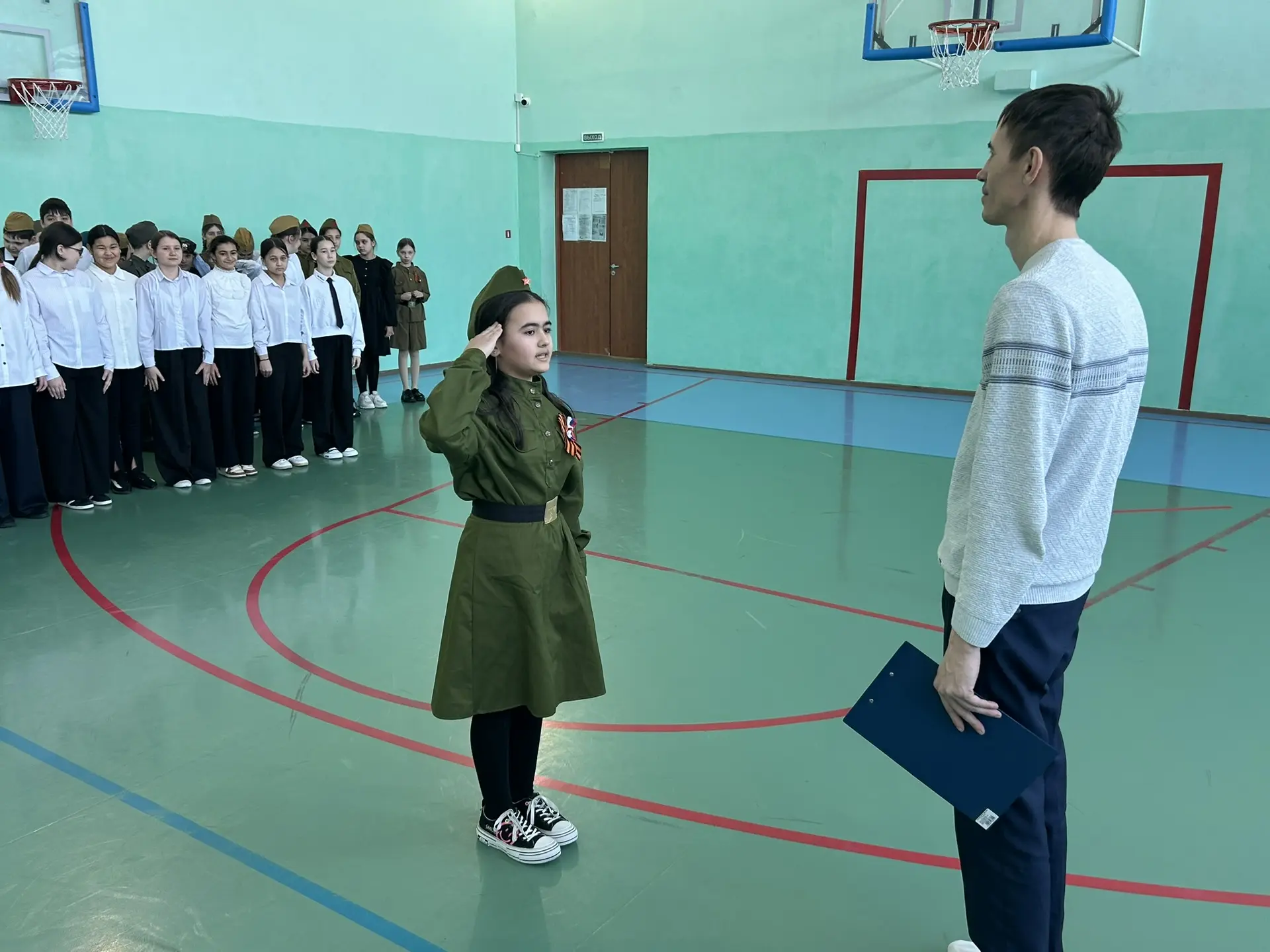 Сегодня прошел школьный конкурс строевой песни «Строевой шаг», приуроченный к наступающему Дню Защит