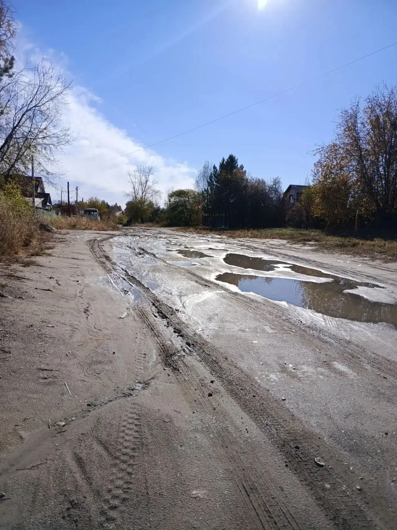 🚧 После каждого дождя — полоса препятствий: жители Северного жалуются на разбитую дорогу