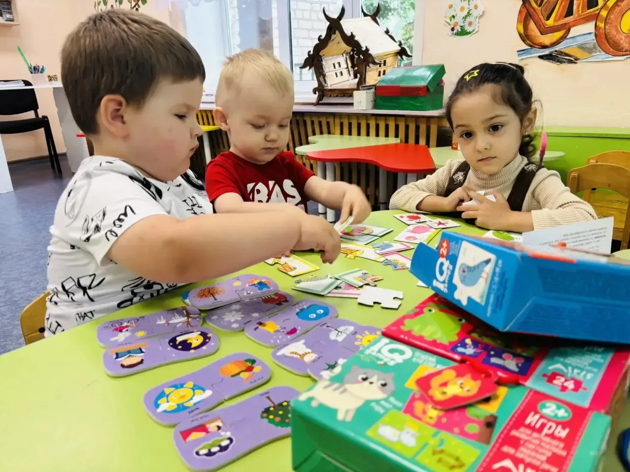 В первой младшей группе «Кроха» 👶ребята с удовольствием играют в настольные игры и получают массу п