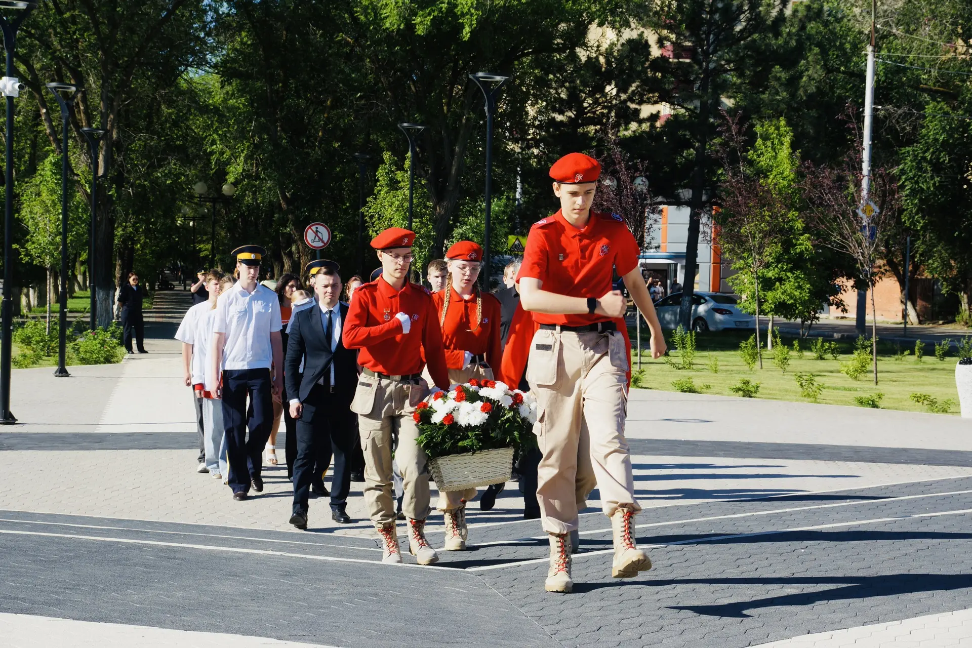 В День памяти и скорби прошли возложения венков и цветов к мемориалам и памятникам

На возложении во