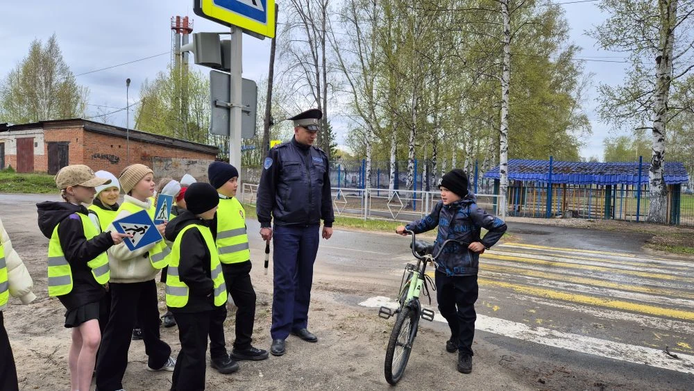 🚦 Соблюдайте ПДД!   🚔 Вчера, в предпоследний учебный день этого года, в нашей школе прошла акция «Бе