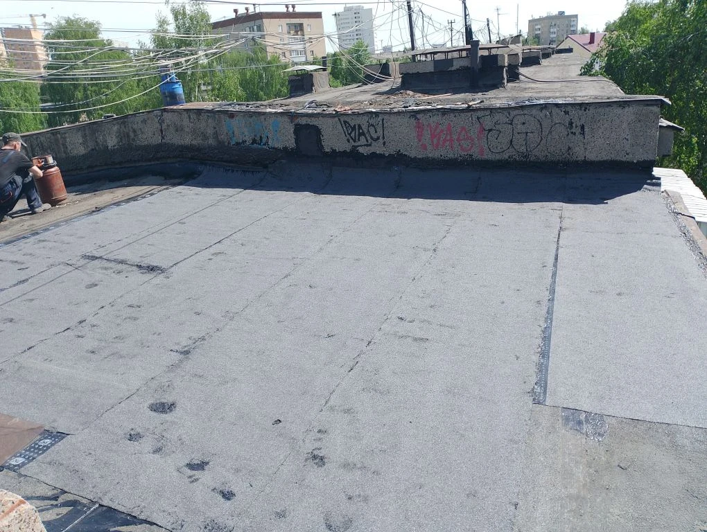 Приступили к работе по ремонту покрытий кровли Данилы Зверева,7