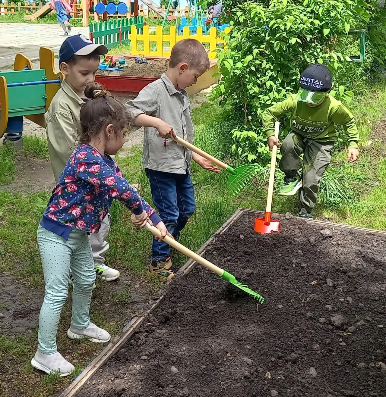 Маленькие огородники — большие старания!