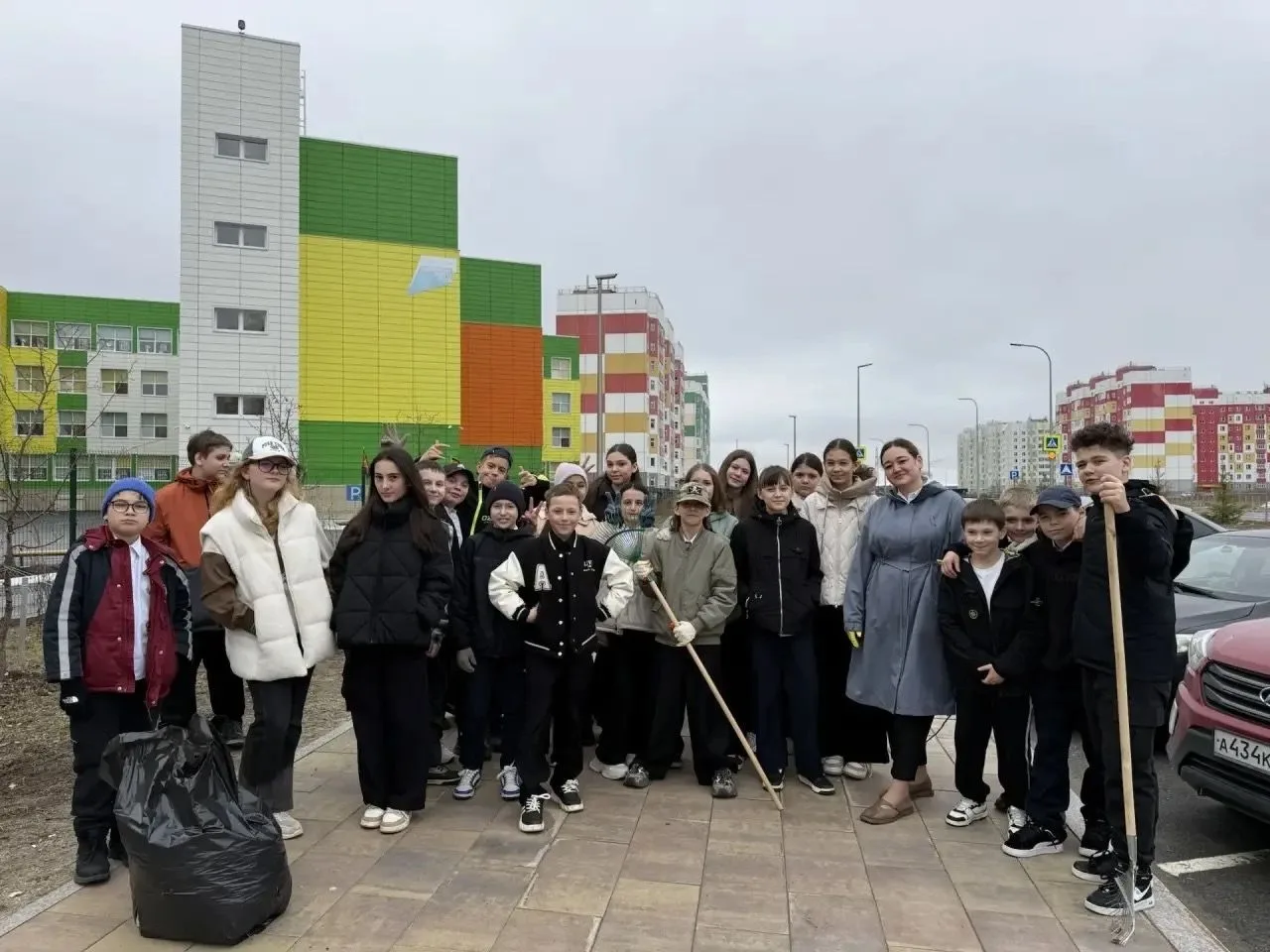 Солнечно на улице, весна-таки вступила в свои полноценные права! На территории Зелёной какая-то сума
