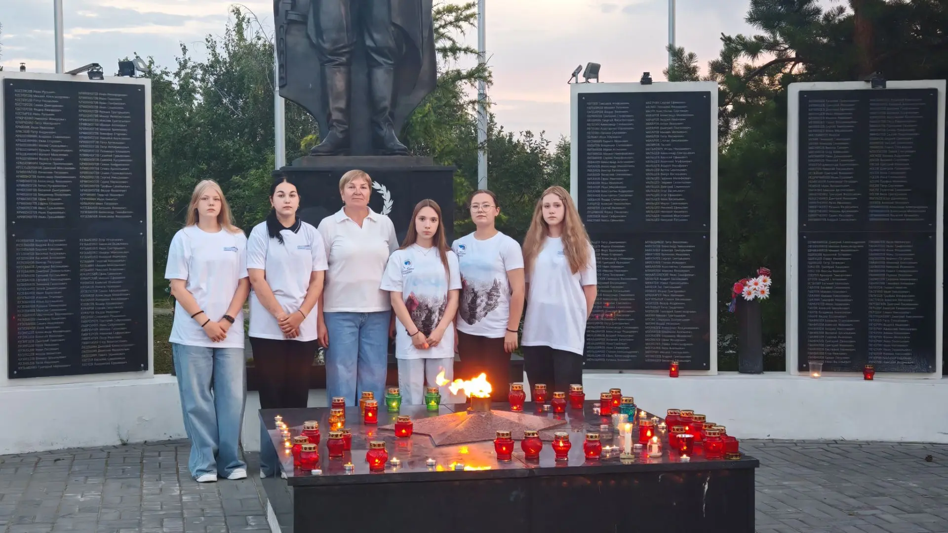 Сегодня, в День памяти и скорби, педагоги и учащиеся-волонтеры нашей школы присоединились к акции «С