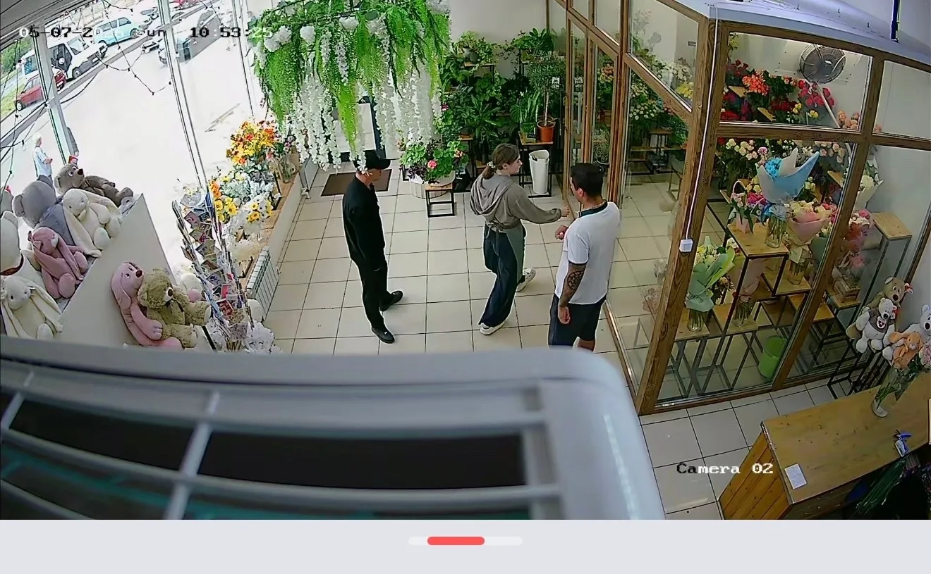 Сегодня 5.07 в 10-50 в цветочном магазине по адресу :Индустриальная 14а,  двое молодых ...
