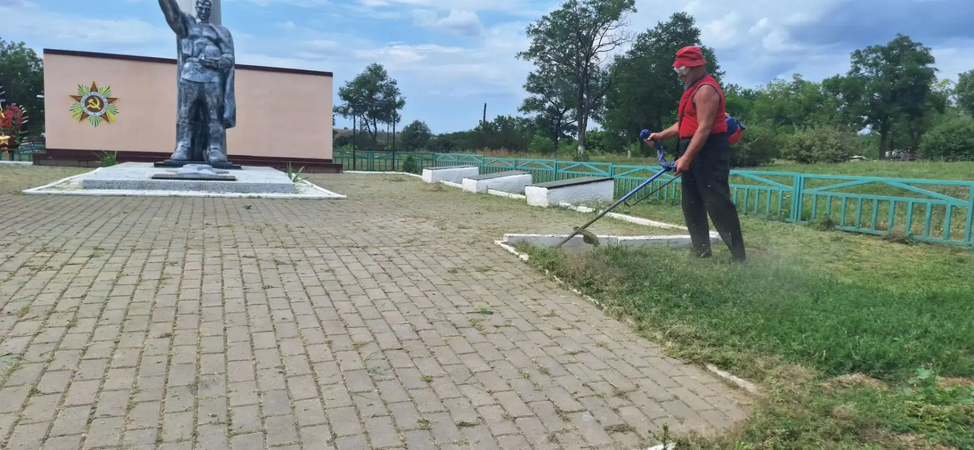 Сегодня территория у памятника, расположенного рядом с сельским Домом культуры, преобразилась: здесь