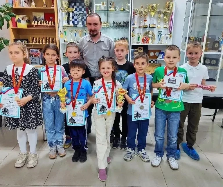 ♟️ Наши в финале «Лиги первоклассников»: у Романа Юна — золото!
