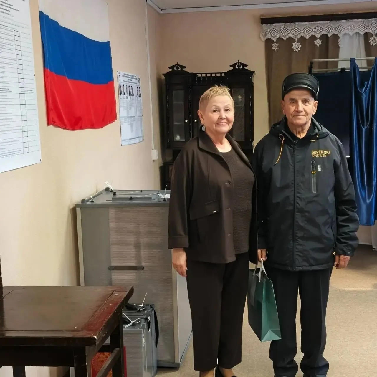 100-летний житель Пинежского округа проголосовал на избирательном участке 👍