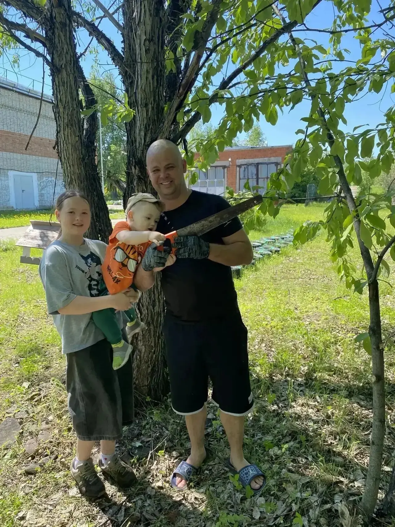🪏⚒️Совет отцов в Сковородино продолжает выполнять «мужскую» работу в школе

В этот раз папы обучающ