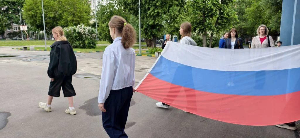 ЦЕРЕМОНИЯ ПОДНЯТИЯ ФЛАГА  🇷🇺 Новая учебная неделя по традиции началась с торжественной церемонии под