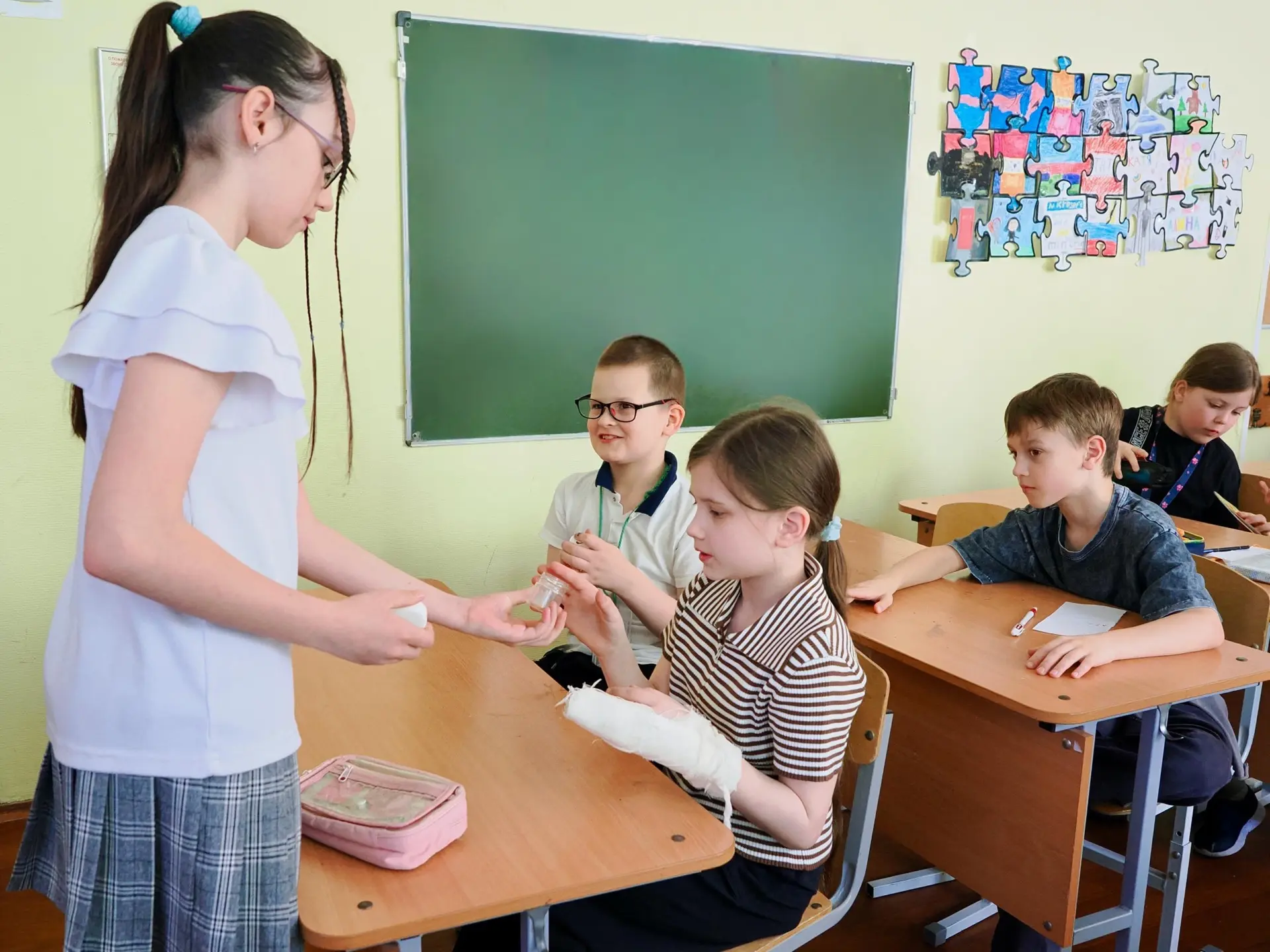 ПРОЕКТНАЯ ДЕЯТЕЛЬНОСТЬ 🎓 14 мая сразу в двух корпусах начальной «Глории» состоялась выставка индивид
