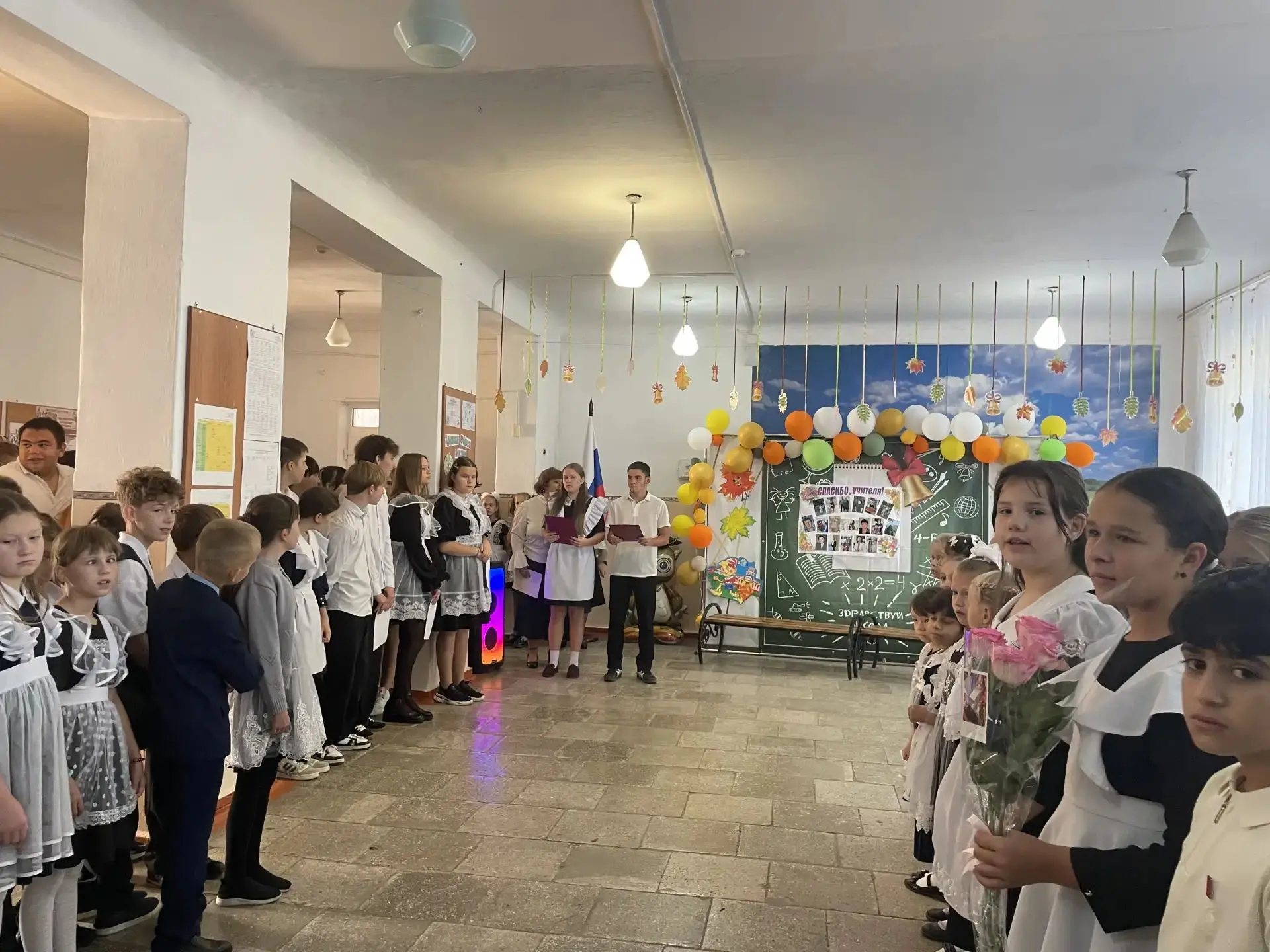 2  октября 2026 года, в школе прошла праздничная линейка, посвящённая Дню учителя!💐