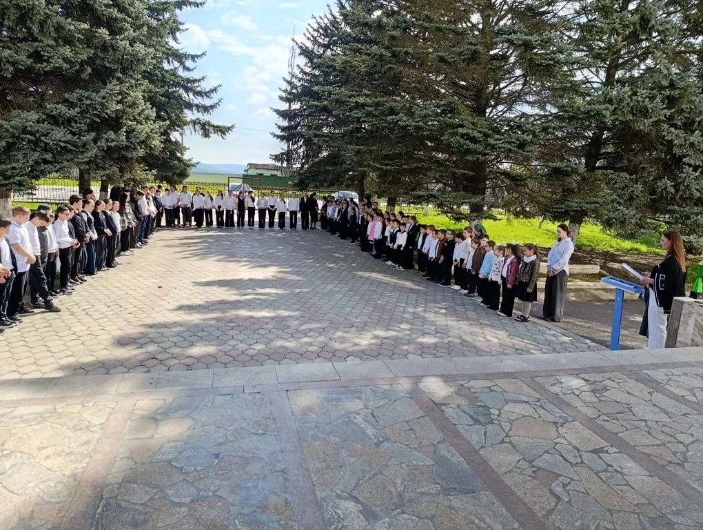 Утро понедельника 27 апреля началось с торжественной линейки церемонии поднятия флагов ...