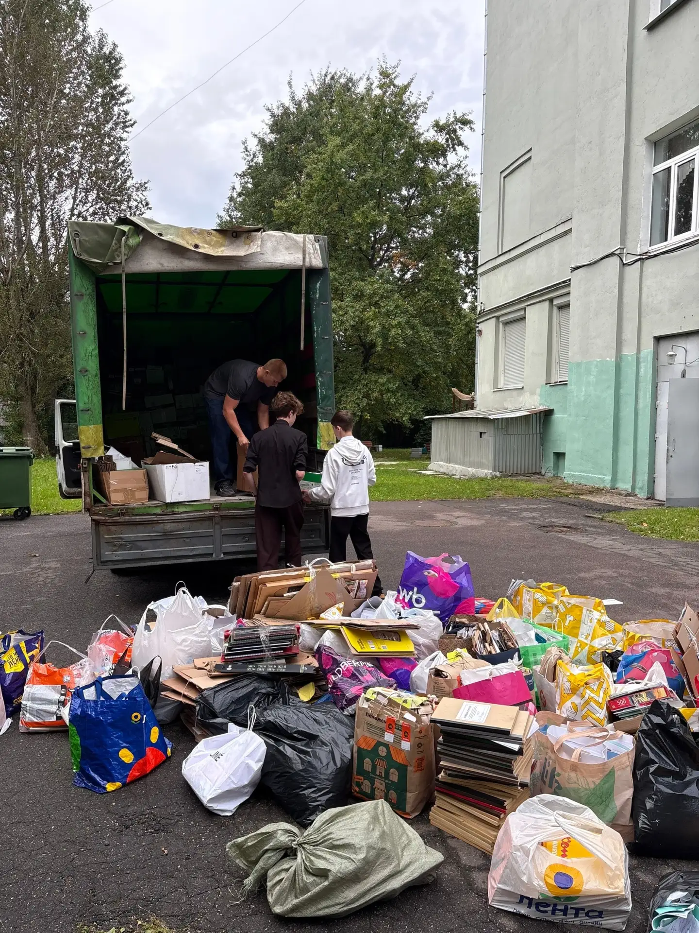 Сегодня утром в Лицее прошел традиционный осенний сбор макулатуры! ♻️🌳