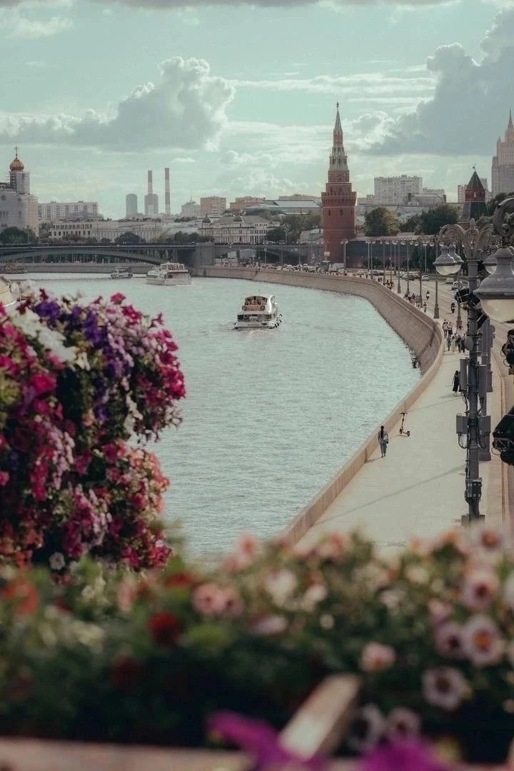 📸 Красивая летняя Москва зовёт гулять и наслаждаться теплом и солнцем

💬 Московские истории в TG
�